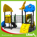 Juegos infantiles tobogán al aire libre en parque de diversiones parque infantil